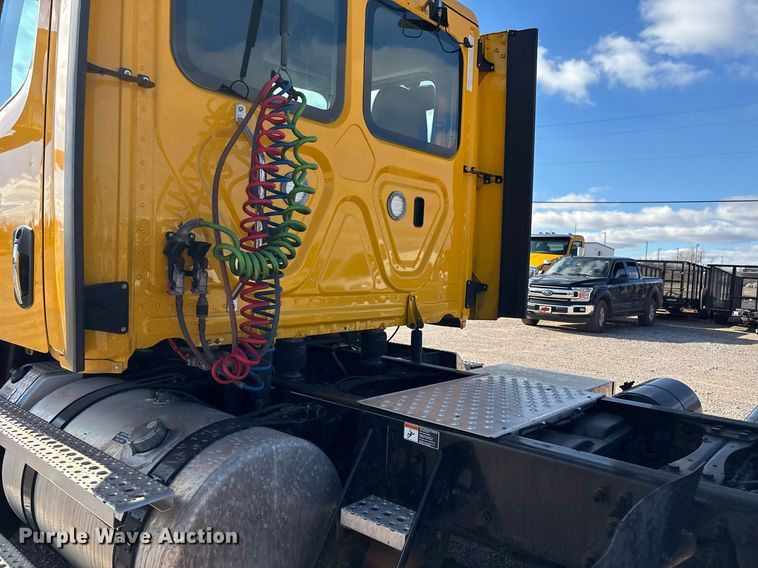 image for item ER4737 2020 Freightliner Cascadia 126 semi truck