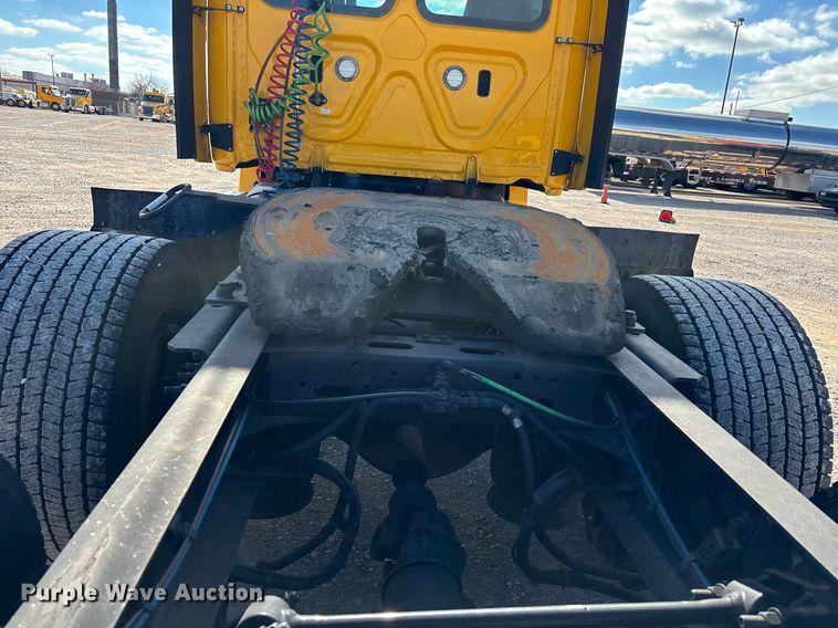 image for item ER4737 2020 Freightliner Cascadia 126 semi truck