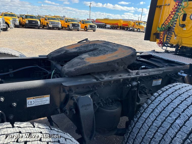 image for item ER4737 2020 Freightliner Cascadia 126 semi truck