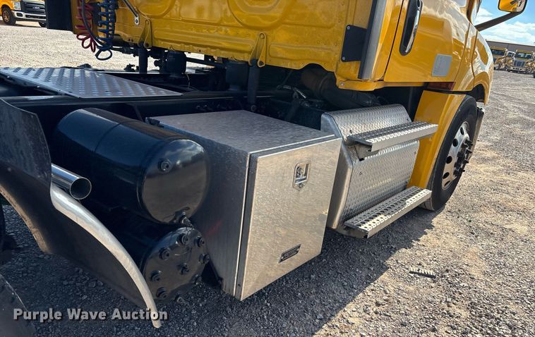 image for item ER4737 2020 Freightliner Cascadia 126 semi truck