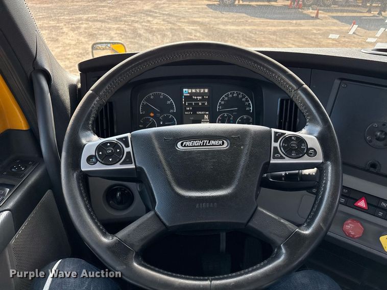 image for item ER4737 2020 Freightliner Cascadia 126 semi truck