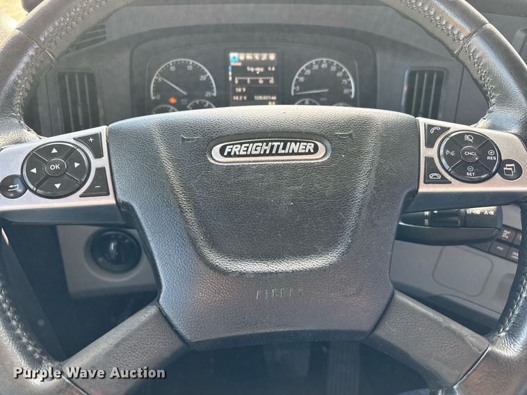 image for item ER4737 2020 Freightliner Cascadia 126 semi truck