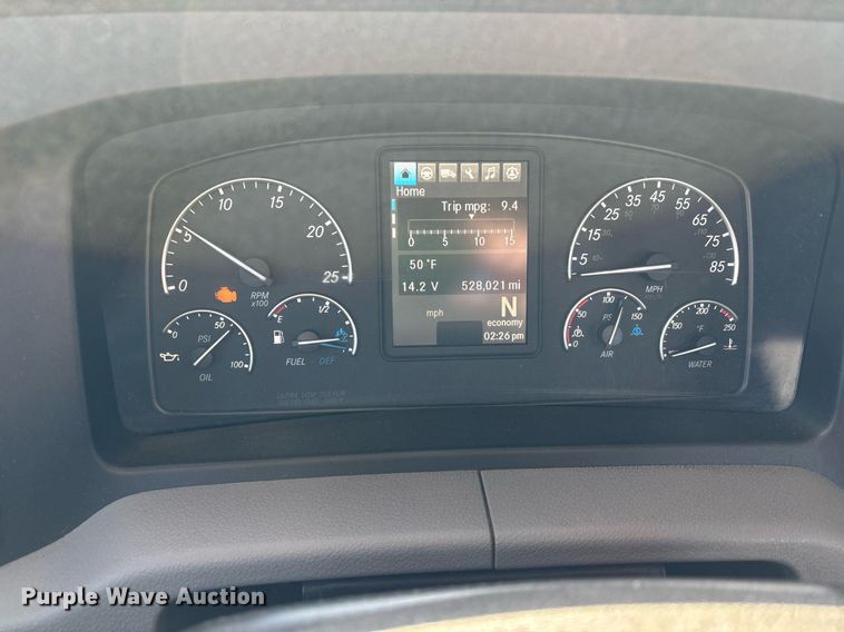 image for item ER4737 2020 Freightliner Cascadia 126 semi truck