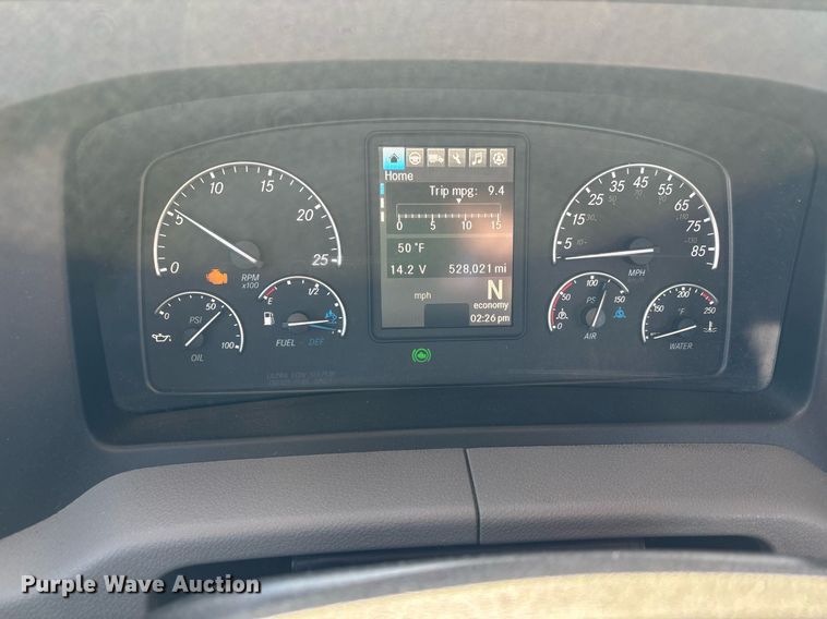 image for item ER4737 2020 Freightliner Cascadia 126 semi truck