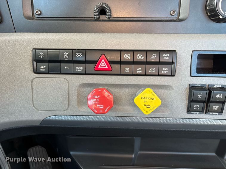 image for item ER4737 2020 Freightliner Cascadia 126 semi truck