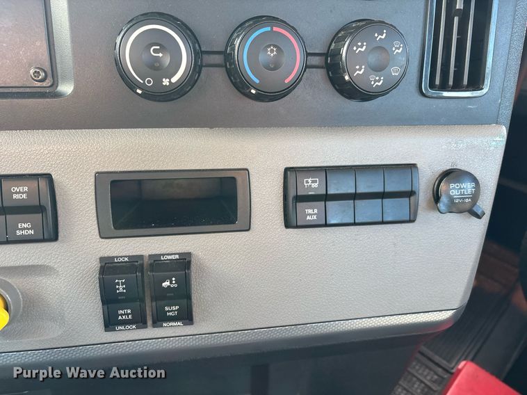 image for item ER4737 2020 Freightliner Cascadia 126 semi truck