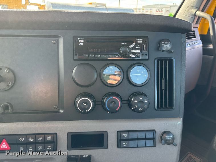 image for item ER4737 2020 Freightliner Cascadia 126 semi truck