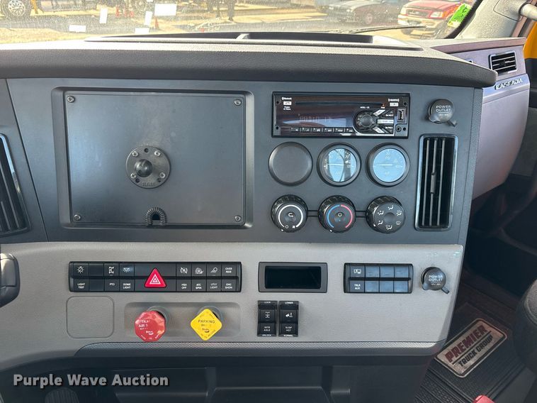 image for item ER4737 2020 Freightliner Cascadia 126 semi truck