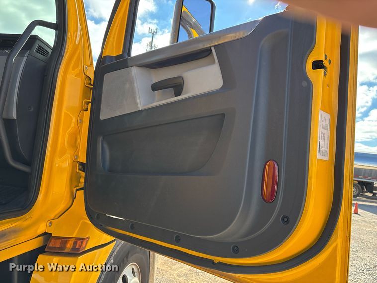 image for item ER4737 2020 Freightliner Cascadia 126 semi truck