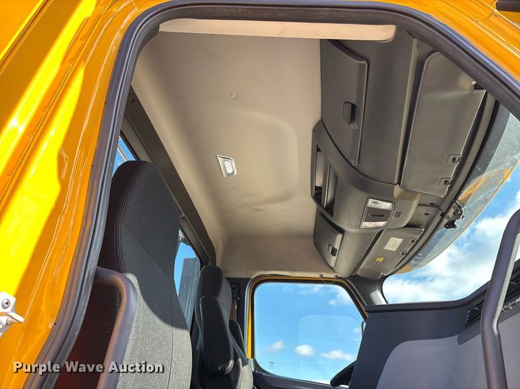 image for item ER4737 2020 Freightliner Cascadia 126 semi truck