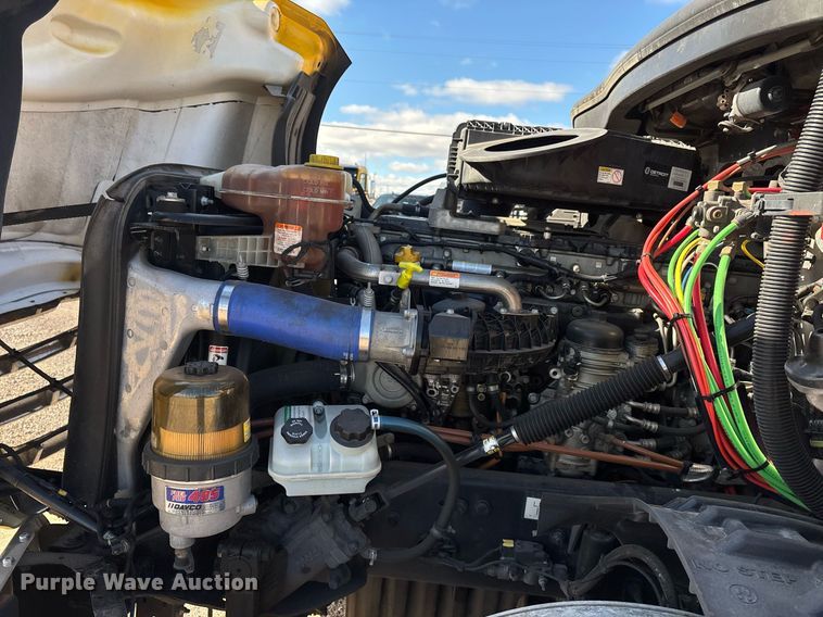 image for item ER4737 2020 Freightliner Cascadia 126 semi truck