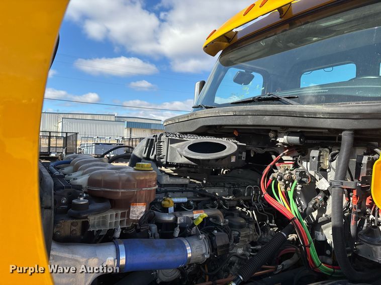 image for item ER4737 2020 Freightliner Cascadia 126 semi truck