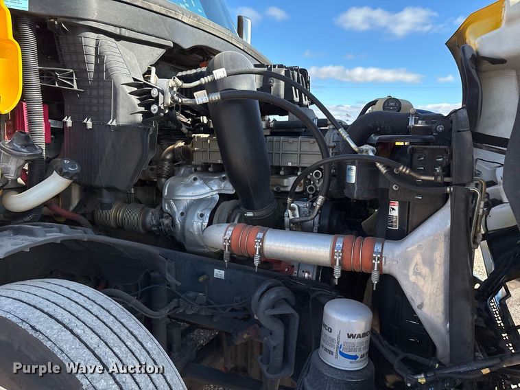 image for item ER4737 2020 Freightliner Cascadia 126 semi truck