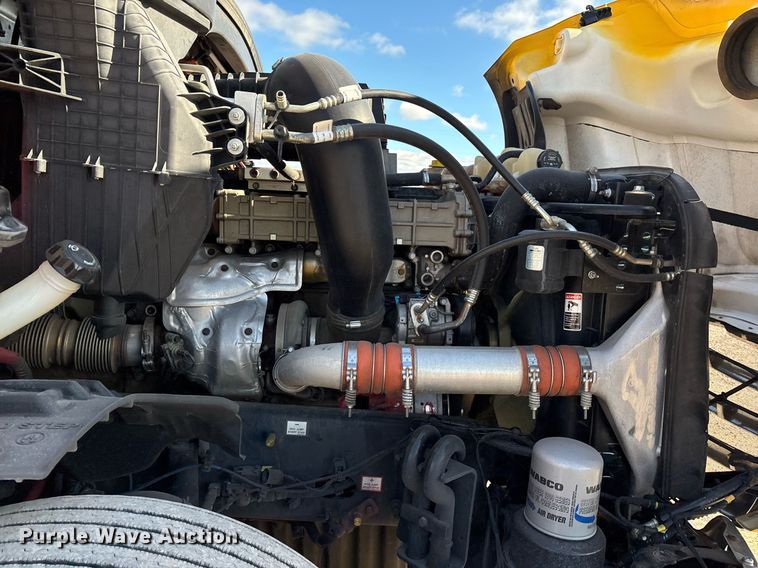 image for item ER4737 2020 Freightliner Cascadia 126 semi truck