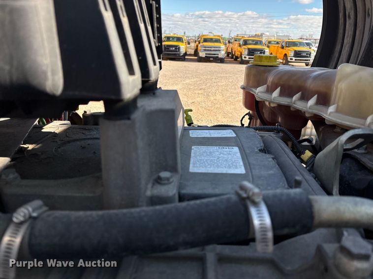 image for item ER4737 2020 Freightliner Cascadia 126 semi truck