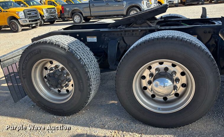 image for item ER4737 2020 Freightliner Cascadia 126 semi truck