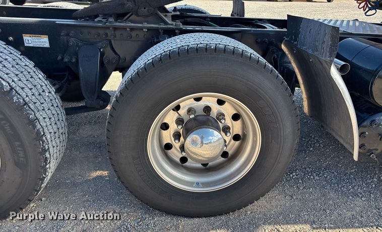 image for item ER4737 2020 Freightliner Cascadia 126 semi truck