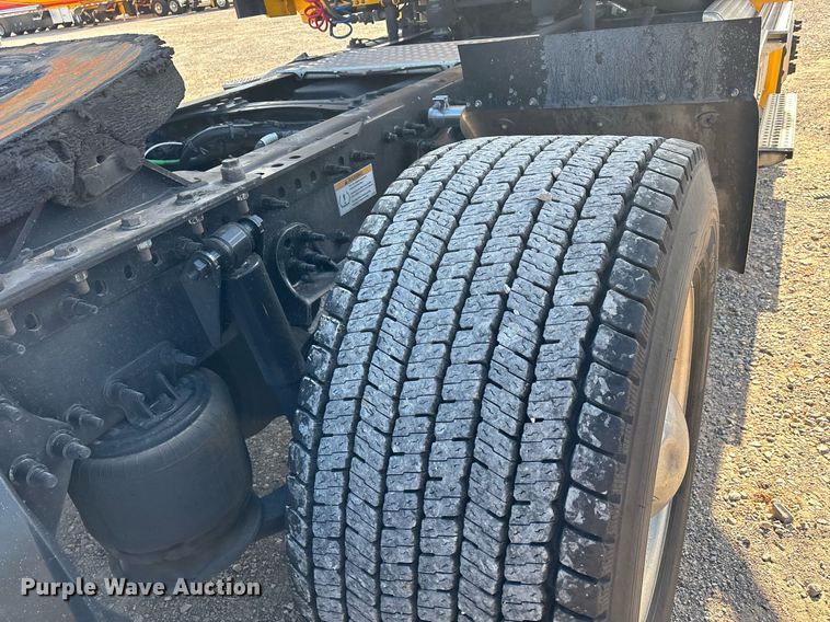 image for item ER4737 2020 Freightliner Cascadia 126 semi truck