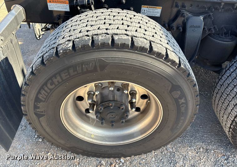 image for item ER4737 2020 Freightliner Cascadia 126 semi truck