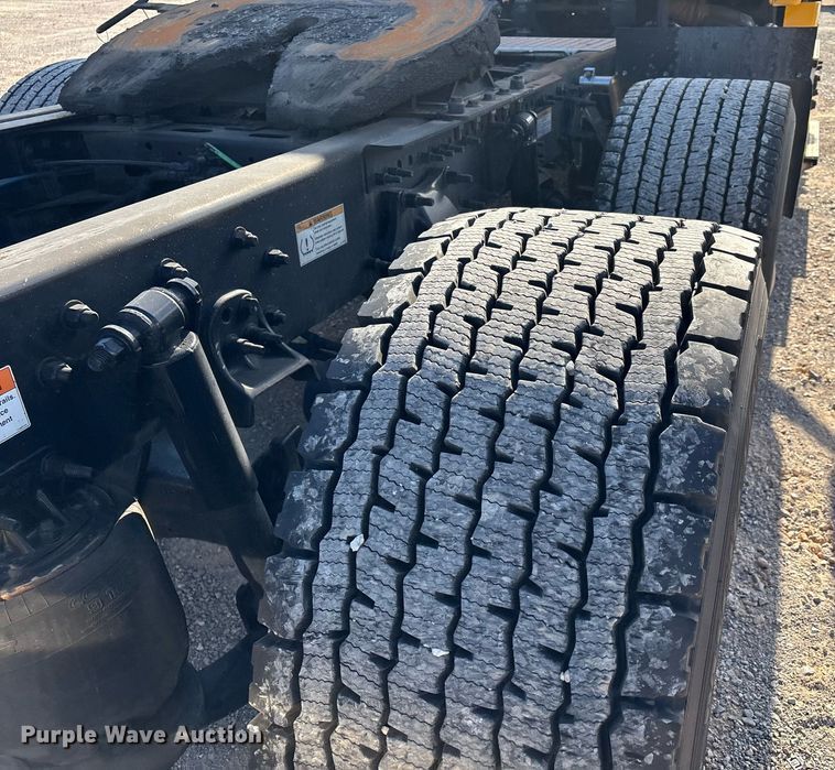 image for item ER4737 2020 Freightliner Cascadia 126 semi truck