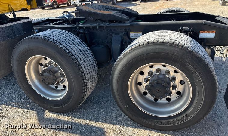 image for item ER4737 2020 Freightliner Cascadia 126 semi truck