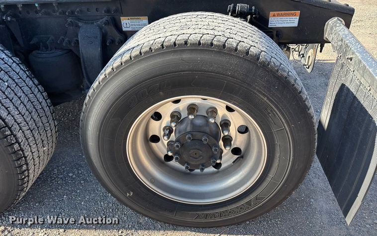 image for item ER4737 2020 Freightliner Cascadia 126 semi truck