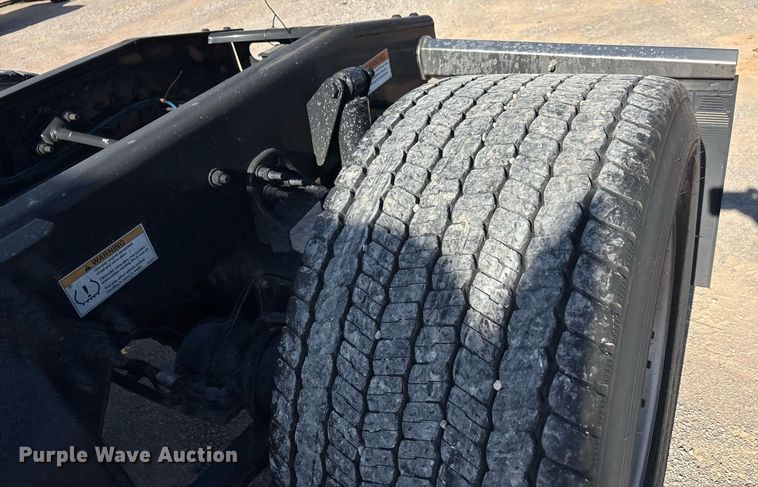 image for item ER4737 2020 Freightliner Cascadia 126 semi truck