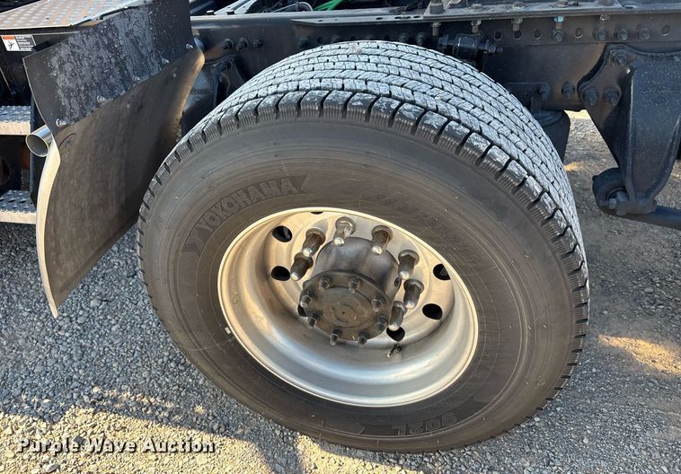 image for item ER4737 2020 Freightliner Cascadia 126 semi truck