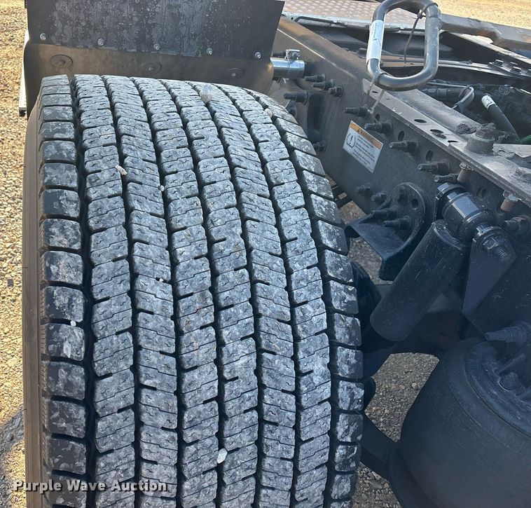 image for item ER4737 2020 Freightliner Cascadia 126 semi truck