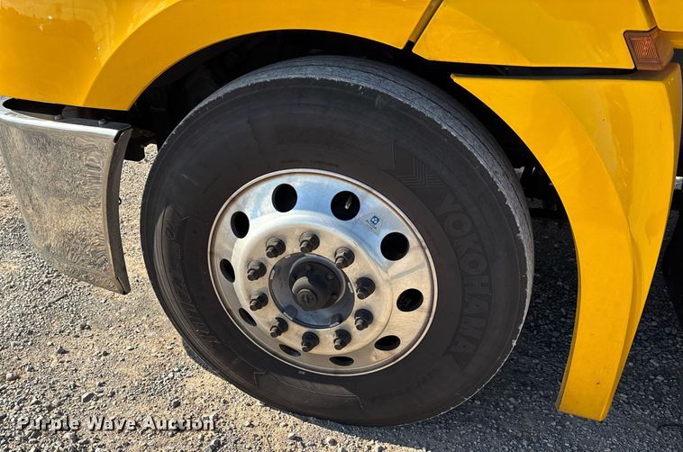 image for item ER4737 2020 Freightliner Cascadia 126 semi truck