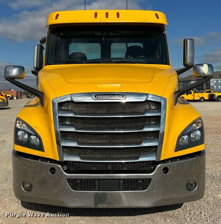 image for item ER4738 2020 Freightliner Cascadia 126 semi truck