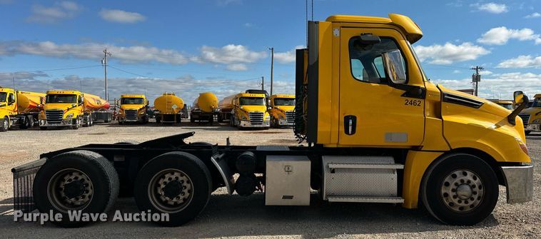 image for item ER4738 2020 Freightliner Cascadia 126 semi truck