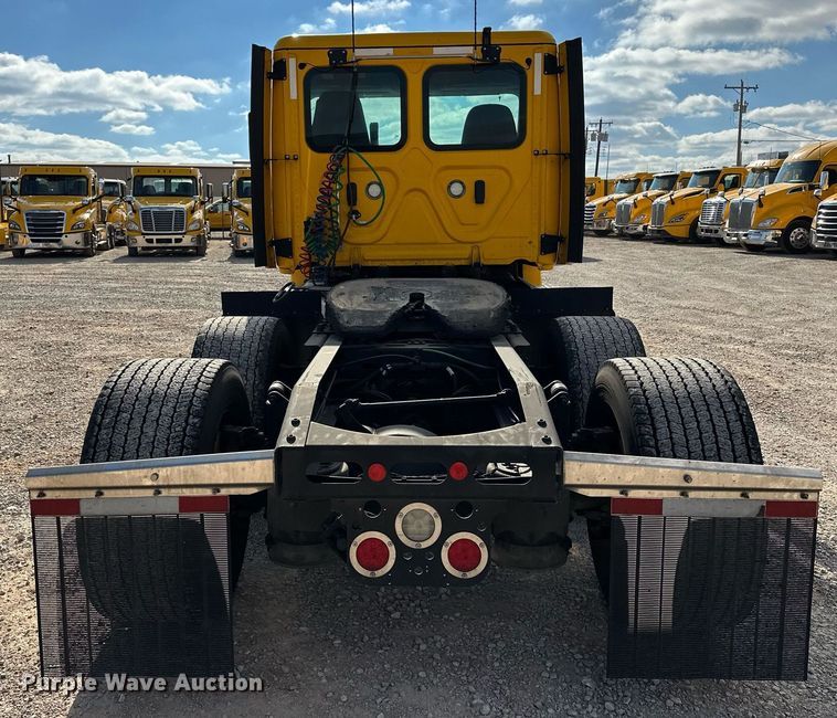 image for item ER4738 2020 Freightliner Cascadia 126 semi truck