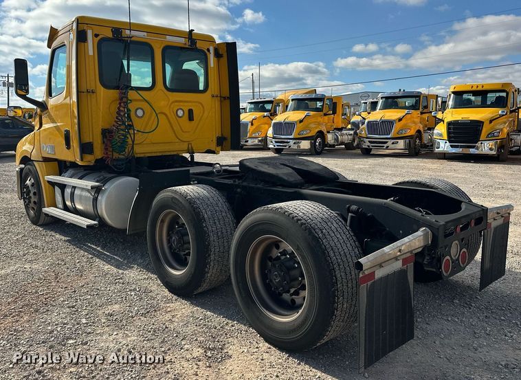 image for item ER4738 2020 Freightliner Cascadia 126 semi truck