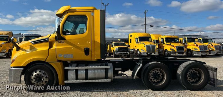 image for item ER4738 2020 Freightliner Cascadia 126 semi truck