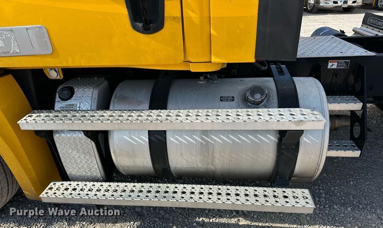 image for item ER4738 2020 Freightliner Cascadia 126 semi truck