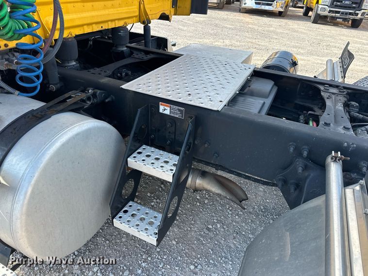 image for item ER4738 2020 Freightliner Cascadia 126 semi truck