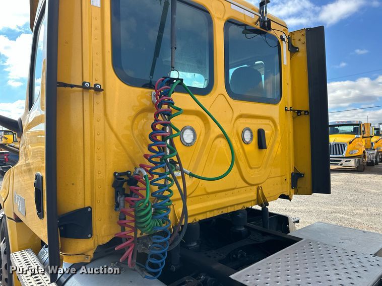 image for item ER4738 2020 Freightliner Cascadia 126 semi truck