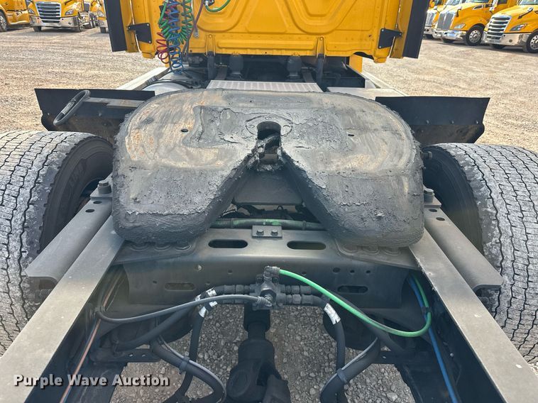 image for item ER4738 2020 Freightliner Cascadia 126 semi truck