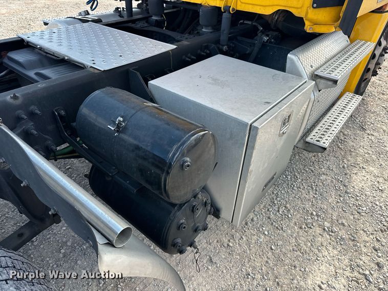 image for item ER4738 2020 Freightliner Cascadia 126 semi truck