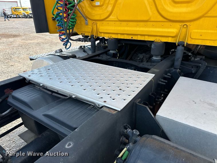 image for item ER4738 2020 Freightliner Cascadia 126 semi truck