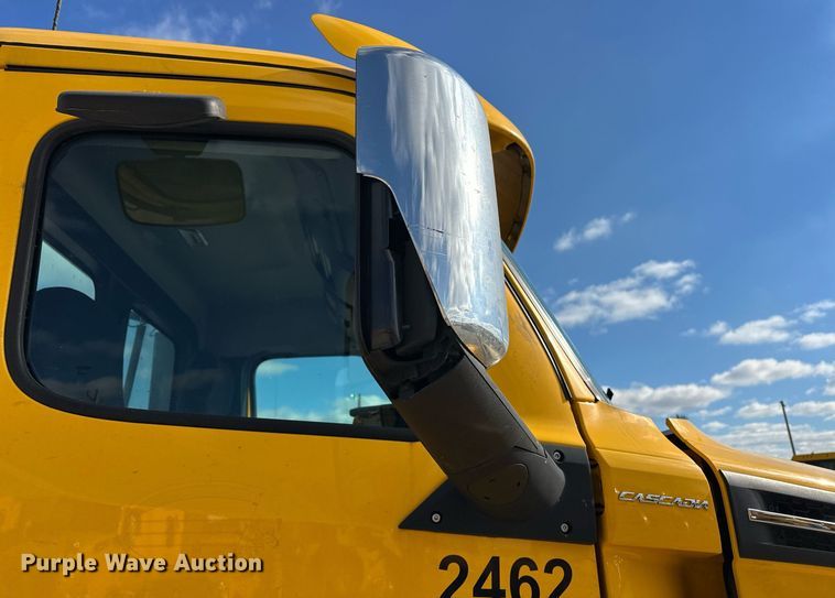 image for item ER4738 2020 Freightliner Cascadia 126 semi truck