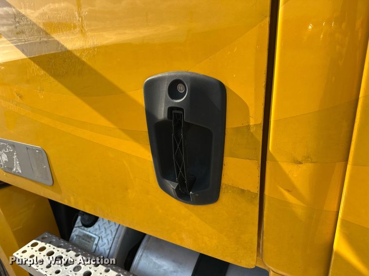 image for item ER4738 2020 Freightliner Cascadia 126 semi truck