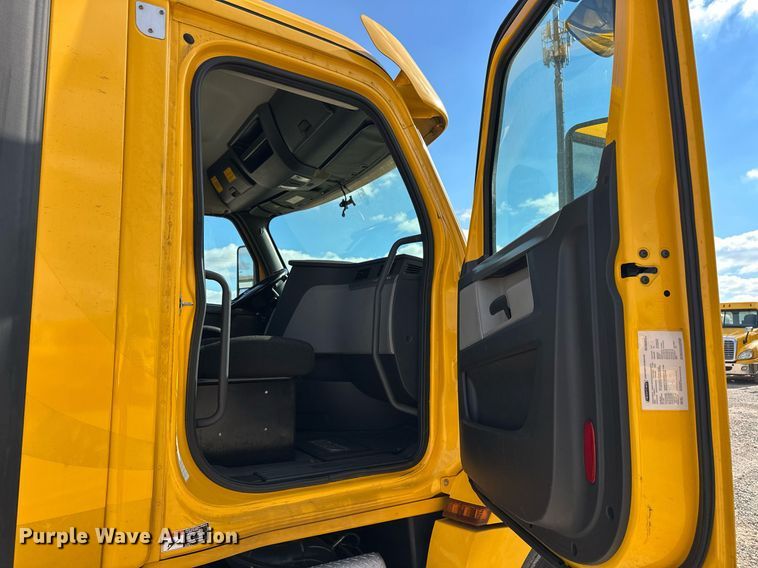 image for item ER4738 2020 Freightliner Cascadia 126 semi truck