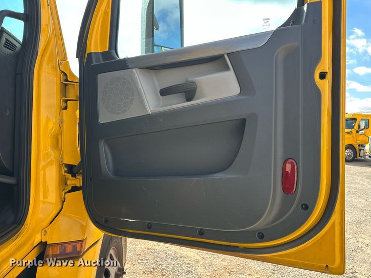 image for item ER4738 2020 Freightliner Cascadia 126 semi truck