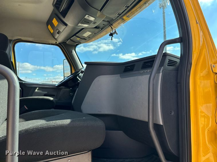 image for item ER4738 2020 Freightliner Cascadia 126 semi truck