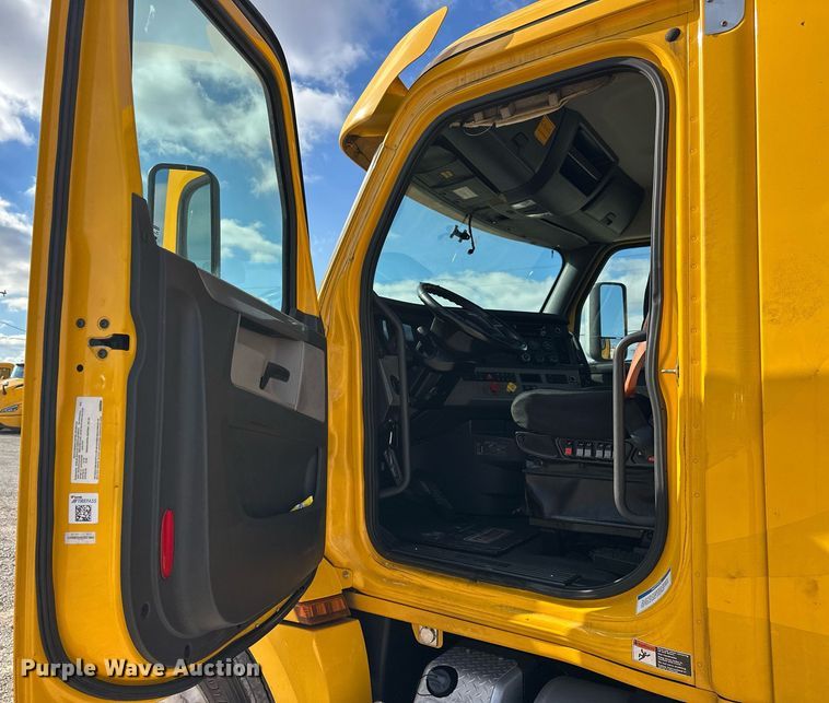 image for item ER4738 2020 Freightliner Cascadia 126 semi truck