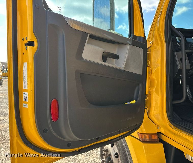 image for item ER4738 2020 Freightliner Cascadia 126 semi truck