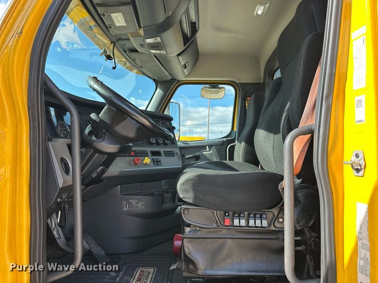 image for item ER4738 2020 Freightliner Cascadia 126 semi truck