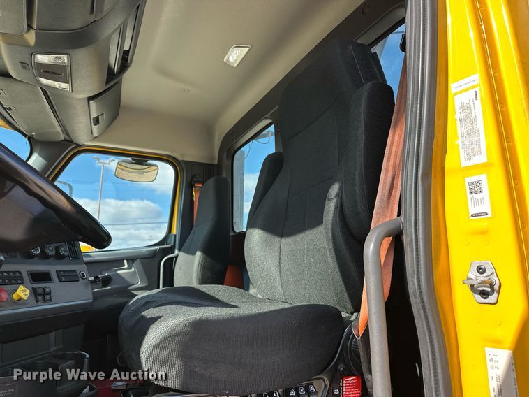 image for item ER4738 2020 Freightliner Cascadia 126 semi truck